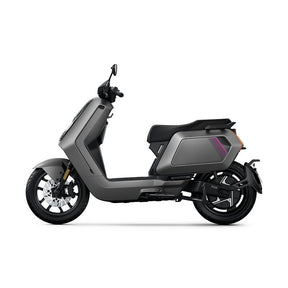 Der NIU NQiX 150 (Modell 2026) Elektroroller, ein mattgrauer E-Scooter mit eleganten schwarzen Akzenten, ist hier im Profil vor weißem Hintergrund abgebildet – ideal für stilvolle Stadtmobilität. Merkmale: 45 km/h, ABS, Navigation und Heckradar.