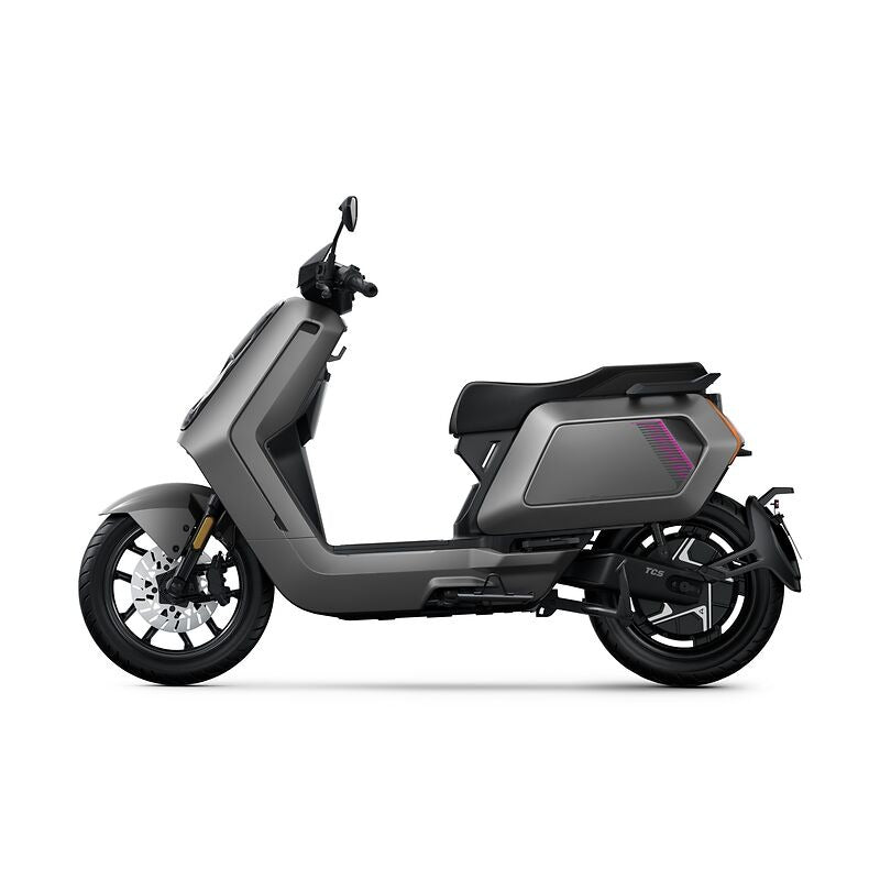 Der NIU NQiX 150 (Modell 26) Elektroroller E-Scooter zeichnet sich durch eine mattgraue Oberfläche, schwarze Räder und einen minimalistischen Stil aus - hier im Seitenprofil vor weißem Hintergrund. Ideal für moderne Stadtmobilität mit ABS, Navigation, und Heckradar.