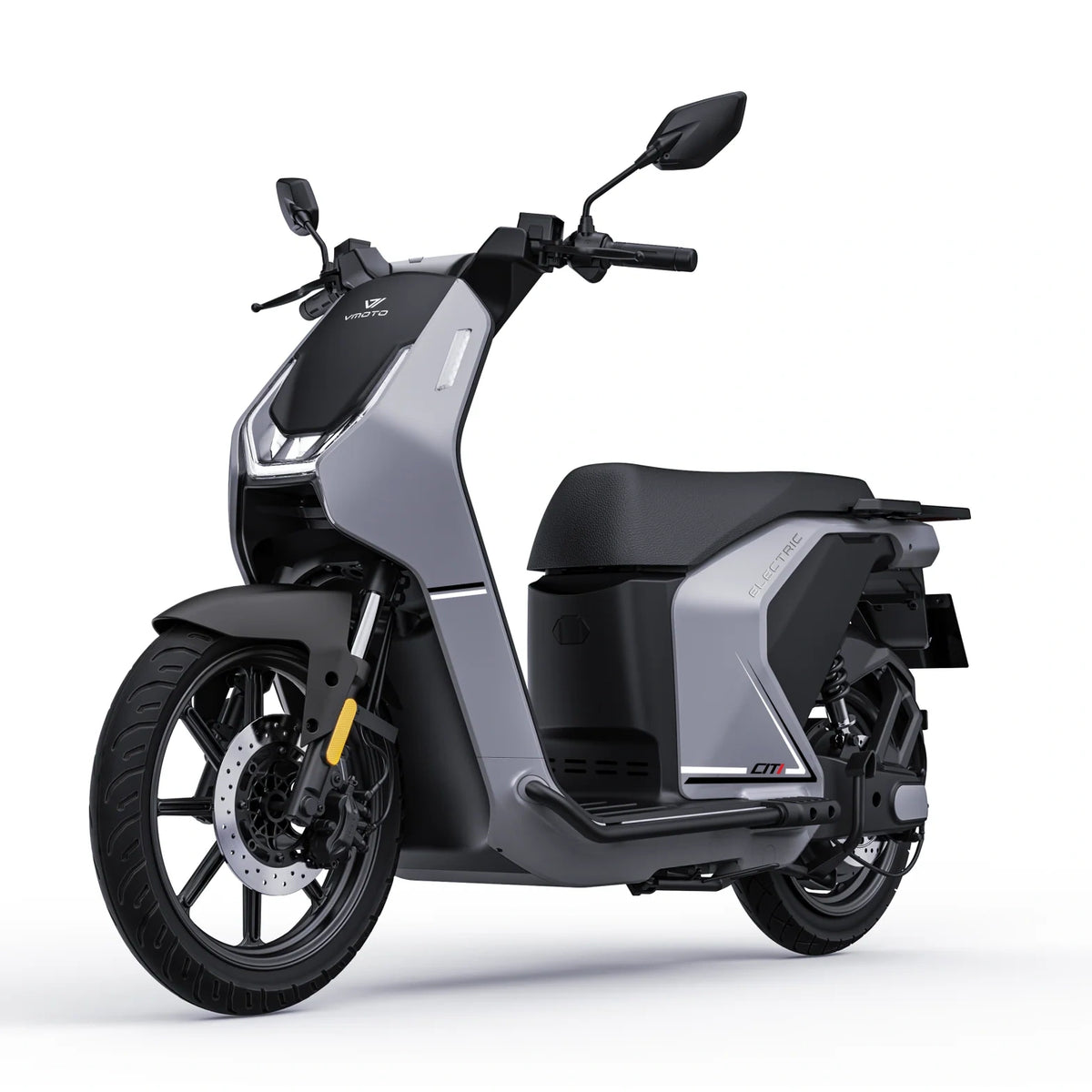 Der VMOTO CITI 74V-30Ah E-Roller, ein moderner silberner E-Scooter mit schwarzen Akzenten, digitalem Armaturenbrett, Seitenspiegeln und einem kompakten, stromlinienförmigen Design von VMOTO, ist aus einem seitlichen Blickwinkel von vorne vor einem weißen Hintergrund abgebildet.