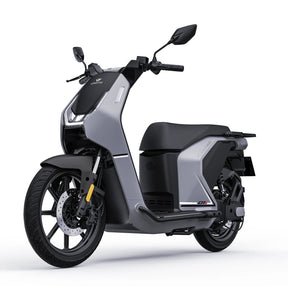 Der VMOTO CITI 74V-30Ah E-Roller, ein moderner silberner E-Scooter mit schwarzen Akzenten, digitalem Armaturenbrett, Seitenspiegeln und einem kompakten, stromlinienförmigen Design von VMOTO, ist aus einem seitlichen Blickwinkel von vorne vor einem weißen Hintergrund abgebildet.