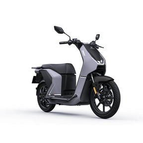 Auf einem weißen Hintergrund ist ein moderner VMOTO CITI 74V-30Ah E-Roller in Grau und Schwarz abgebildet, der sich durch schlanke Linien, ein digitales Display und Seitenspiegel auszeichnet.