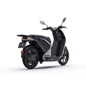 Grauer VMoto CITI E-Roller, hintere Dreiviertelansicht von rechts mit LED-Rücklicht – 74V/2×30Ah, 45 km/h (L1e). SONS OF ELECTRICITY, Dortmund.