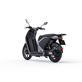 Ein eleganter, moderner VMOTO CITI 74V-30Ah E-Roller ist auf weißem Hintergrund abgebildet, aufgenommen aus einem Winkel von hinten links, um sein stilvolles schwarz-silbernes Design, die Spiegel und das Rücklicht hervorzuheben. Höchstgeschwindigkeit: 45 km/h.