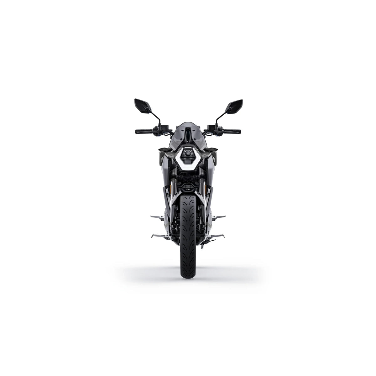 Vorderansicht des VMOTO Stash Elektro-Motorrads (120 km/h) | ABS in Schwarz und Silber, zentriert auf weißem Hintergrund, mit Fokus auf Lenker, Scheinwerfer, Vorderreifen und der stilvollen E-Mobilität von VMOTO.