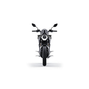 Vorderansicht des VMOTO Stash Elektro-Motorrads (120 km/h) | ABS in Schwarz und Silber, zentriert auf weißem Hintergrund, mit Fokus auf Lenker, Scheinwerfer, Vorderreifen und der stilvollen E-Mobilität von VMOTO.