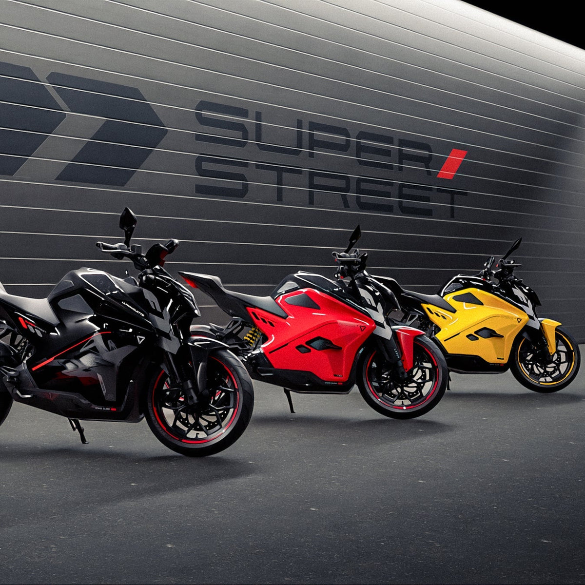 Vier Ultraviolette F77 Superstreet Recon Elektromotorräder in Weiß, Schwarz, Rot und Gelb stehen vor einer modernen Wand mit dem Super Street Logo. Die Motorräder weisen ein elegantes, kantiges Design und schwarze Räder auf.