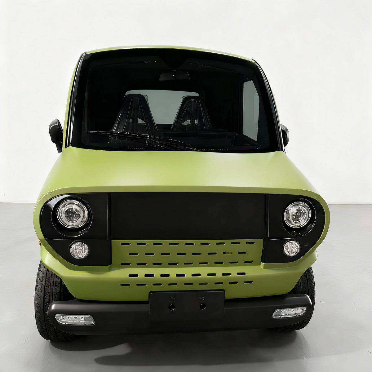 Ein kompakter, limettengrüner City Twister Luqi EV300 Pro Kabinenroller (Modell 2026) ist von vorne vor einem schlichten weißen Hintergrund abgebildet, wodurch seine runden Scheinwerfer und sein minimalistisches Design besonders gut zur Geltung kommen – Ihr kleines Elektrofahrzeug für den Alltag, bei jedem Wetter und für ultimative Freiheit bei einer Geschwindigkeit von bis zu 45 km/h.