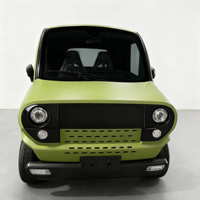 Ein kompakter, limettengrüner City Twister Luqi EV300 Pro Kabinenroller (Modell 2026) ist von vorne vor einem schlichten weißen Hintergrund abgebildet, wodurch seine runden Scheinwerfer und sein minimalistisches Design besonders gut zur Geltung kommen – Ihr kleines Elektrofahrzeug für den Alltag, bei jedem Wetter und für ultimative Freiheit bei einer Geschwindigkeit von bis zu 45 km/h.