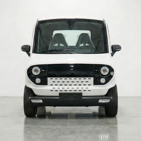 Ein kompakter, kantiger, weiß-schwarzer „City Twister Luqi EV300 Pro Kabinenroller“ (Modell 2026) ist von vorne zu sehen: mit runden Scheinwerfern, einer flachen Windschutzscheibe, zwei Sitzen und einem schlichten Kühlergrill – geparkt in einem Innenraum auf einem glatten Betonboden. Dieser elektrische Kleinwagen ist für den täglichen Gebrauch, alle Wetterbedingungen und ungebundene Mobilität bei Geschwindigkeiten von bis zu 45 km/h konzipiert.