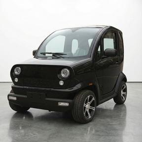 Ein kompakter, schwarzer, zweitüriger Luqi EV300 Pro Kabinenroller (Modell 2026) von City Twister mit runden Scheinwerfern und Elektroantrieb (45 km/h) steht in einem Innenraum auf einem polierten Betonboden vor einer schlichten weißen Wand.
