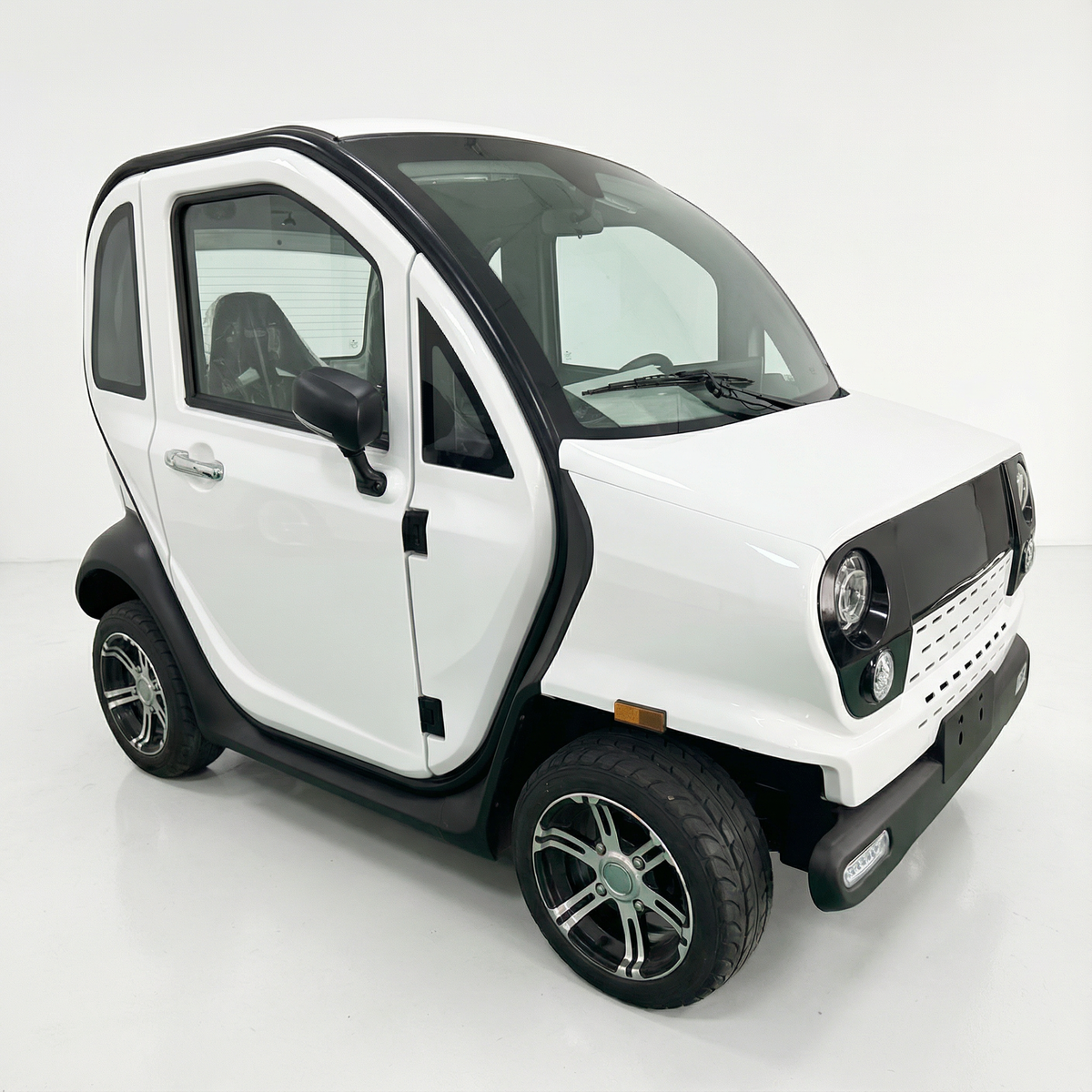 Ein kompakter, weißer, zweitüriger Elektro-Kleinstwagen – mit schwarzen Zierleisten und einer Silhouette, die an einen Elektro-Kabinenroller erinnert – steht in einer weißen Studiokulisse, von vorne links betrachtet. Dieser City Twister Luqi EV300 Pro Kabinenroller (Modell 2026) besticht durch innovatives Stadtdesign und ist Ihr kleines Elektrofahrzeug für den täglichen Weg zur Arbeit, den Einsatz bei jedem Wetter und uneingeschränkte Mobilität bei einer Höchstgeschwindigkeit von bis zu 45 km/h.
