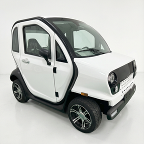 Ein kompakter, weißer, zweitüriger Elektro-Kleinstwagen – mit schwarzen Zierleisten und einer Silhouette, die an einen Elektro-Kabinenroller erinnert – steht in einer weißen Studiokulisse, von vorne links betrachtet. Dieser City Twister Luqi EV300 Pro Kabinenroller (Modell 2026) besticht durch innovatives Stadtdesign und ist Ihr kleines Elektrofahrzeug für den täglichen Weg zur Arbeit, den Einsatz bei jedem Wetter und uneingeschränkte Mobilität bei einer Höchstgeschwindigkeit von bis zu 45 km/h.