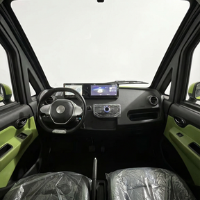 Innenansicht des City Twister Luqi EV300 Pro Kabinenrollers (Modell 2026): dein Miniauto mit Elektroantrieb für den Alltag, jedes Wetter und mehr Freiheit (45 km/h), das sich durch sein kompaktes Design mit schwarzen und grünen Akzenten auszeichnet. Zur Ausstattung gehören ein Lenkrad, ein Armaturenbrett mit Digitalanzeige, zwei gepolsterte Sitze und minimalistische Bedienelemente – alles vor einem schlichten weißen Hintergrund –, was den Fokus dieses innovativen Elektrofahrzeugs auf moderne urbane