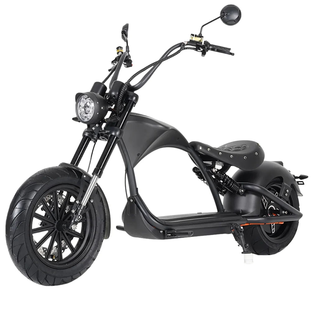 Mangosteen M1P Citycoco E in Mattschwarz-Chopper | 30-Ah-Akku, 45 km/h | MODELL 26 von Mangosteen, ausgestattet mit einem leistungsstarken 2000-Watt-Elektromotor, breitem Vorderreifen, großem Scheinwerfer, geschwungenem Rahmen, Fußstütze und Einzelsitz, fotografiert vor weißem Hintergrund.