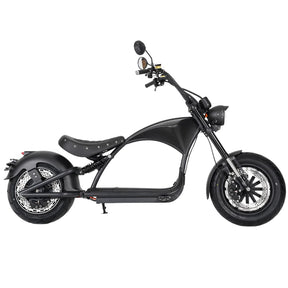 Seitenansicht eines mattschwarzen Mangosteen M1P Citycoco E-Choppers (MODELL 26) mit einem leistungsstarken 2000-Watt-Elektromotor, breiten Reifen, einem niedrigen Sattel, einem geschwungenen Rahmen und einem hohen Lenker, alles vor einem weißen Hintergrund.