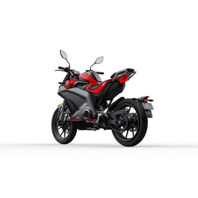 VMOTO Stash Elektroroller in Rot, Dreiviertelansicht von hinten – sportlicher E-Roller mit 120 km/h und ABS, erhältlich bei SONS OF ELECTRICITY, Dortmund, Deutschland