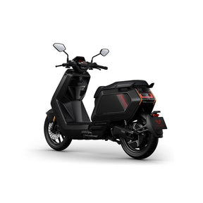 Der NIU NQiX 150 (Modell 2026) Elektroroller, E-Scooter oder Motorroller ist hier aus einem seitlichen Rückansicht mit kantigen Linien, zwei Rückspiegeln und beleuchteten Rückleuchten zu sehen – ideal für innovative Stadtmobilität. Ausstattung: 45 km/h, ABS, Navigation, Heckradar.