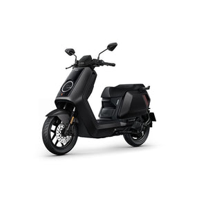 Der NIU NQiX 150 (Modell 2026) Elektroroller verfügt über ABS, ein Navigationssystem und ein Heckradar. Abgebildet mit minimalistischem Design, großem runden Scheinwerfer und Spiegeln vor weißem Hintergrund – ideal für innovative Stadtmobilität.