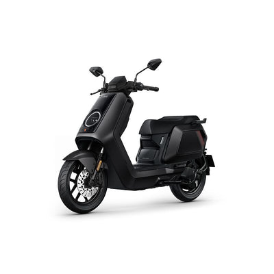 Der NIU NQiX 150 (Modell 2026) Elektroroller verfügt über ABS, ein Navigationssystem und ein Heckradar. Abgebildet mit minimalistischem Design, großem runden Scheinwerfer und Spiegeln vor weißem Hintergrund – ideal für innovative Stadtmobilität.