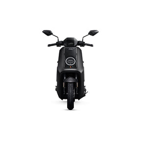 Frontansicht des NIU NQiX 150 (Modell 2026), eines Elektrorollers mit Seitenspiegeln und Digitaldisplay, fotografiert vor weißem Hintergrund – ideal für moderne Stadtmobilität. Mit ABS, Navigation und Heckradar.