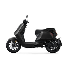 Der NIU NQiX 150 (Modell 2026) Elektroroller besticht durch ein elegantes, modernes Design mit großen Rädern, kantigen Linien, ABS, Navigationssystem und Heckradar – ideal für innovative Stadtmobilität. Abgebildet in der Seitenansicht in Weiß.