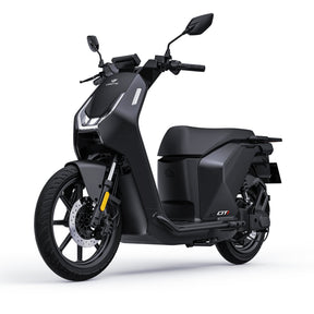 Schwarzer Vmoto Citi Elektroroller in der vorderen Dreiviertelansicht