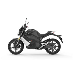 Das VMOTO E-Motorrad TS Street Hunter S 105 km/h, ein schnittiges schwarz-weißes Motorrad mit sportlichem Design, ist im Profil auf einem schlichten weißen Hintergrund abgebildet und trägt den VMOTO-Schriftzug und die Elektrolabel an der Seite.