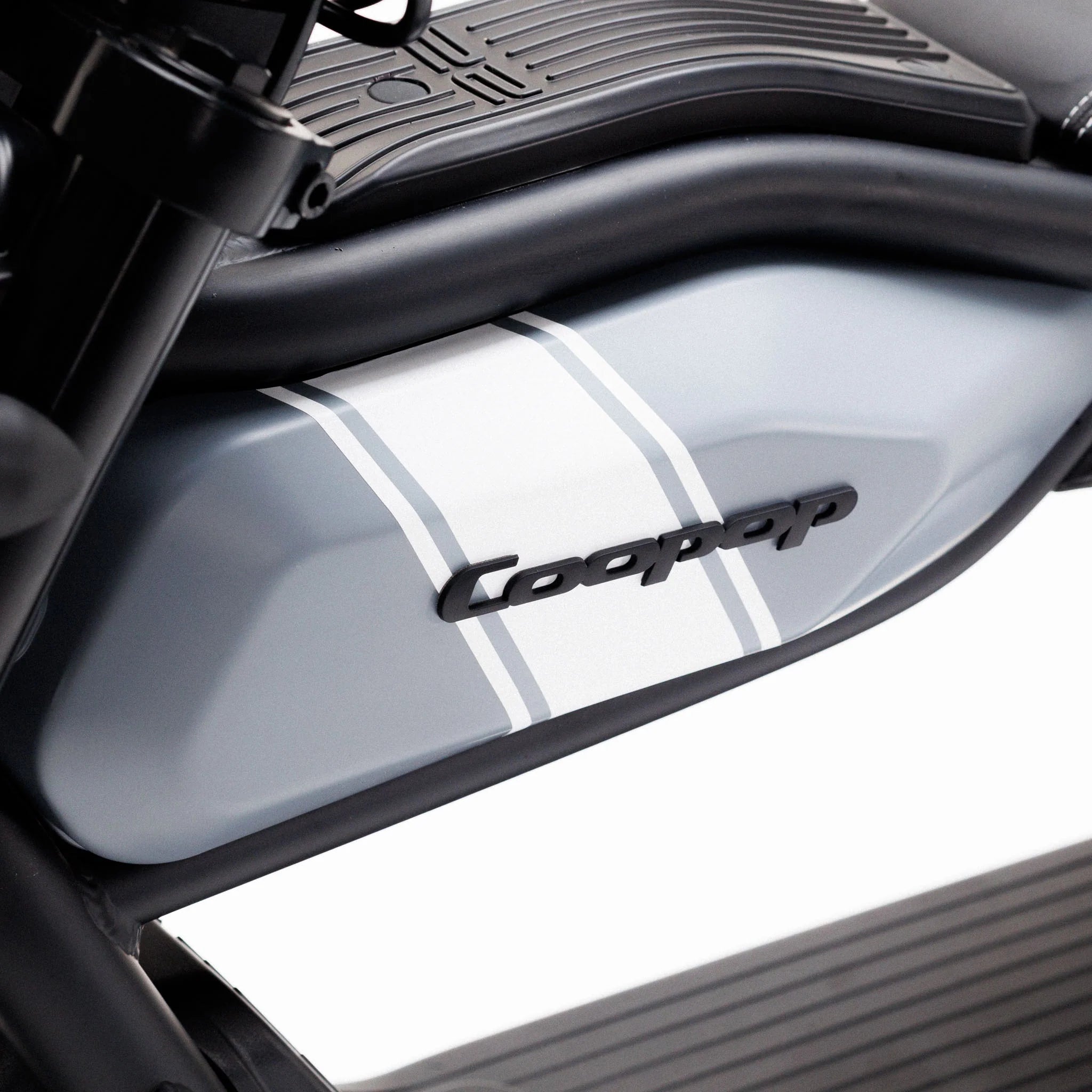 Nahaufnahme eines hellgrauen Coopop Scrambler – 45 km/h Elektroroller & E-Scooter im Scrambler-Design mit 8 kW Spitzenleistung, mit weißen Rennstreifen, einem erhabenen schwarzen Coopop-Logo an der Seitenverkleidung sowie sichtbarem schwarzem Rahmen und Trittbrett.