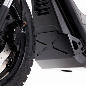Nahaufnahme des Vorderrads und der Bremsscheibe eines Coopop Scrambler – 45 km/h Elektroroller & E-Scooter (8 kW Spitzenleistung) – mit Fokus auf den Reifen, den Bremssattel und die schwarze Metallblende mit X-Ausschnitt neben dem Rad.