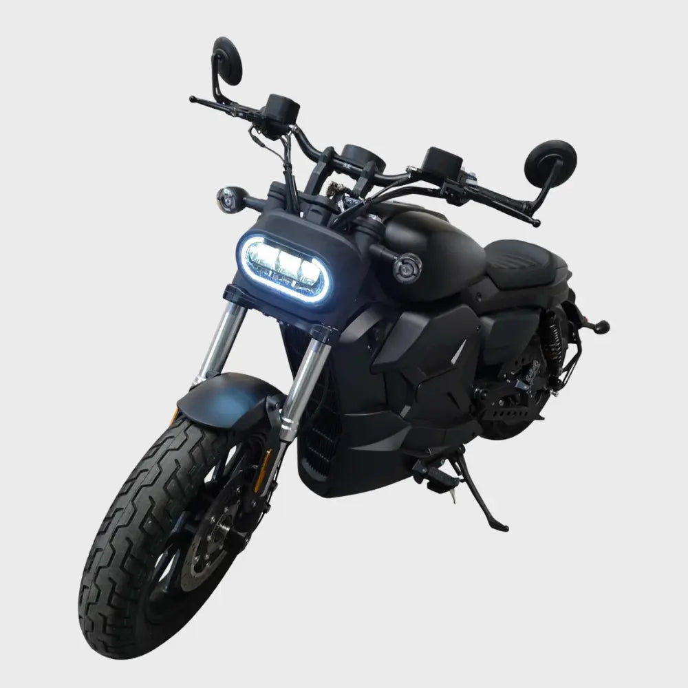Schwarzes Elektro-Motorrad im Cruiser-Stil in Frontansicht