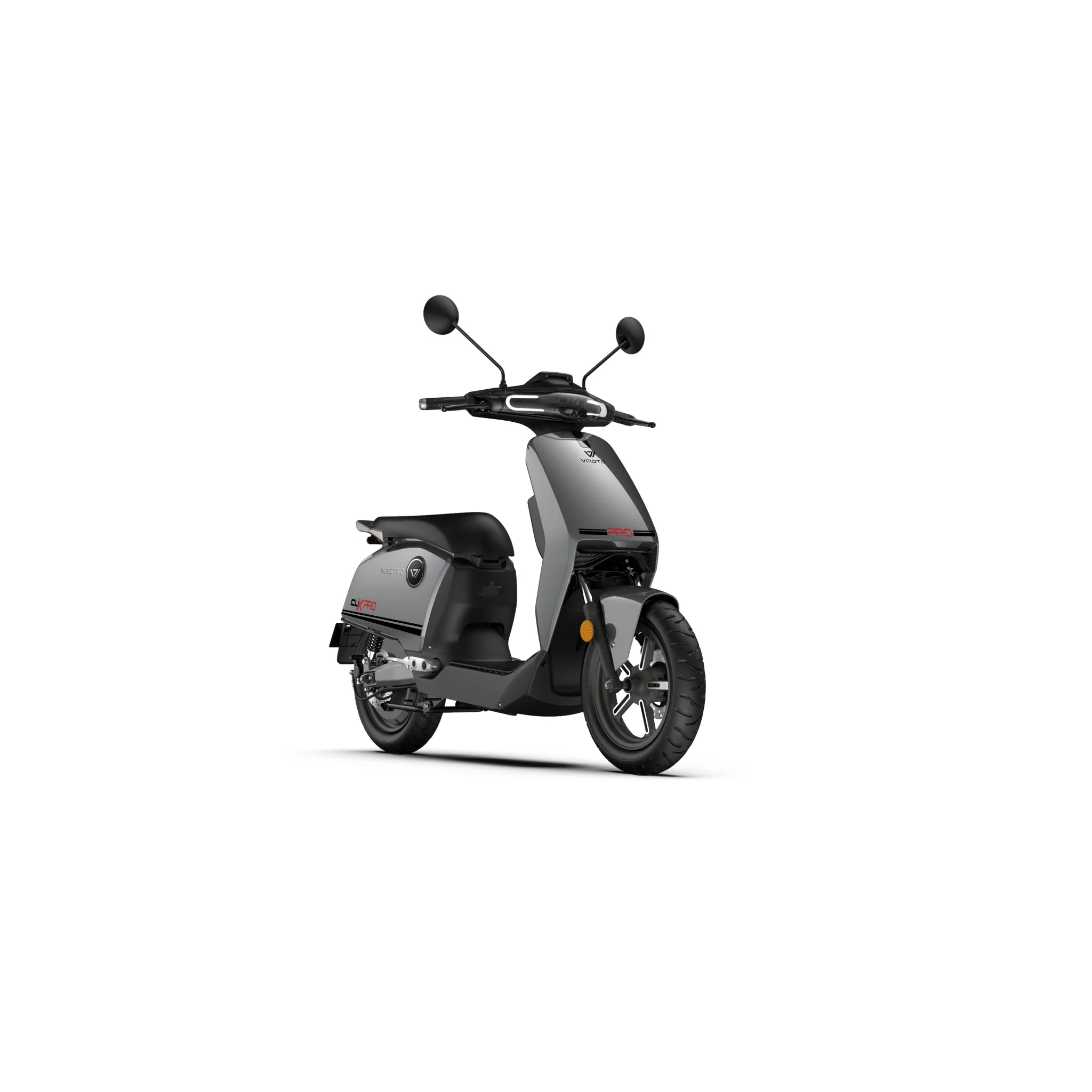 Der Super Soco CUX Pro Elektroroller - ein schnittiger, mattgrauer E-Scooter mit schwarzen Akzenten, Spiegeln und Digitalanzeige von Bosch-Power - ist in einer Dreiviertelansicht von vorne auf weißem Hintergrund zu sehen.