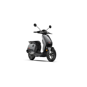 Ein eleganter, mattgrauer SUPER SOCO CUX Pro Elektroroller von VMOTO mit schwarzen Akzenten, Spiegeln und einem Ständer ist auf weißem Hintergrund abgebildet und leicht nach rechts geneigt – ideal für moderne urbane Mobilität. Dieser leichte E-Roller verfügt über leistungsstarke Bosch-Technologie und erreicht Geschwindigkeiten von bis zu 45 km/h.