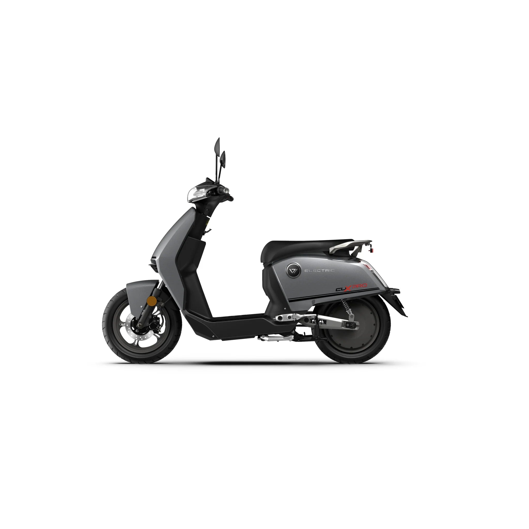 Ein moderner, mattschwarzer Elektroroller, der E-Roller Super Soco CUX Pro (45 km/h), steht im Profil auf weißem Hintergrund mit kompaktem Design, Bosch-Power, Rückspiegel und dezentem Super Soco Branding.