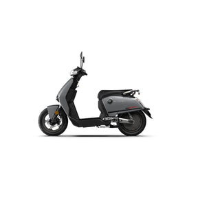 Der VMOTO SUPER SOCO CUX Pro – ein leichter E-Scooter & Elektroroller mit einer Höchstgeschwindigkeit von 45 km/h – wird in mattem Schwarz präsentiert und ist hier von der Seite auf weißem Hintergrund zu sehen. Dieser schnittige E-Roller mit Bosch-Antrieb verfügt über Spiegel, einen Scheinwerfer und stilvolle, minimalistische Designelemente – und verkörpert damit urbane Mobilität mit zeitgemäßer Eleganz.