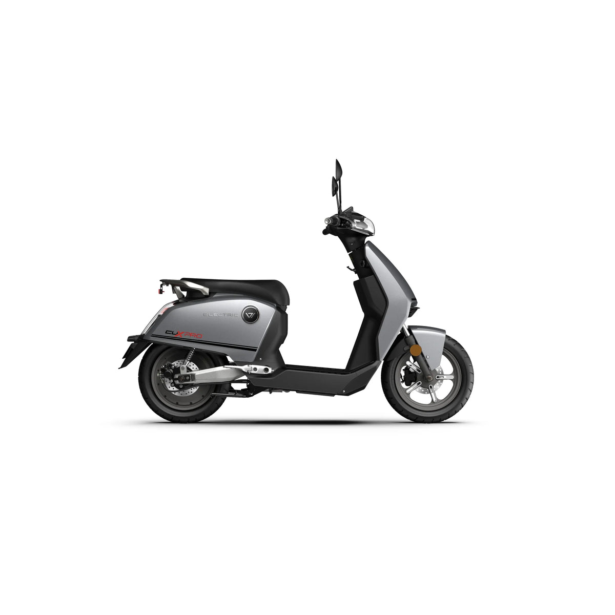 Ein eleganter, moderner grauer SUPER SOCO CUX Pro von VMOTO ist im Profil zu sehen. Er zeichnet sich durch einen kompakten Rahmen, einen schwarzen Sitz, kleine Räder und ein minimalistisches Design aus, das vor weißem Hintergrund den Inbegriff urbaner Mobilität verkörpert. Dieser leichte E-Scooter & Elektroroller mit einer Höchstgeschwindigkeit von 45 km/h wird von Bosch-Technologie angetrieben.