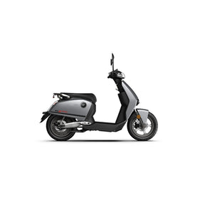 Ein eleganter, moderner grauer SUPER SOCO CUX Pro von VMOTO ist im Profil zu sehen. Er zeichnet sich durch einen kompakten Rahmen, einen schwarzen Sitz, kleine Räder und ein minimalistisches Design aus, das vor weißem Hintergrund den Inbegriff urbaner Mobilität verkörpert. Dieser leichte E-Scooter & Elektroroller mit einer Höchstgeschwindigkeit von 45 km/h wird von Bosch-Technologie angetrieben.