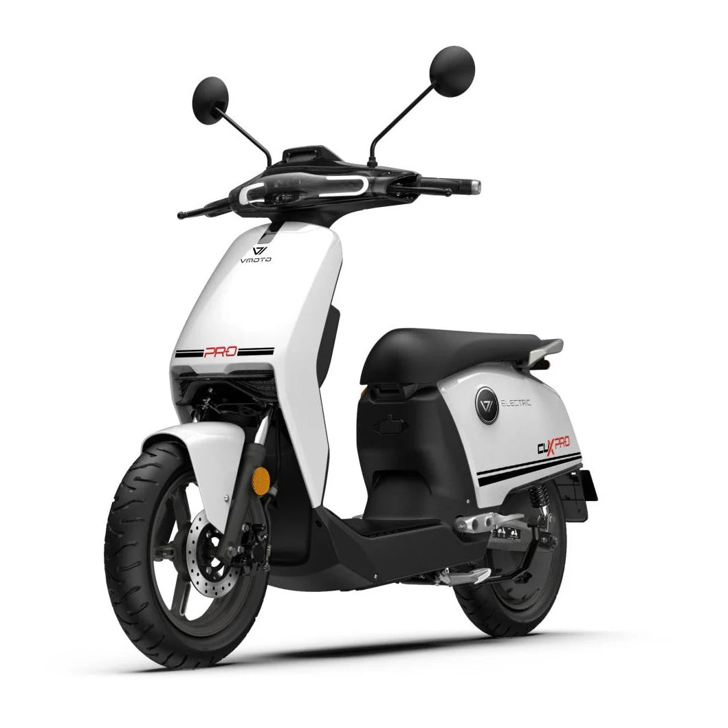 Der Super Soco Elektroroller, E-Roller CUX Pro, ist ein moderner weißer 45 km/h E-Scooter mit schwarzen Akzenten, Seitenspiegeln, kompaktem Sitz und Bosch-Power, dargestellt auf einem schlichten weißen Hintergrund.
