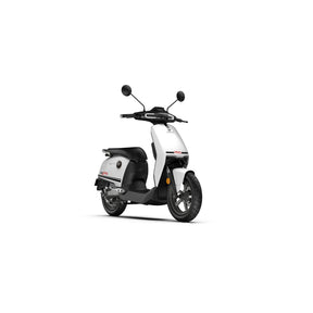Der VMOTO SUPER SOCO CUX Pro – ein leichter E-Scooter mit einer Höchstgeschwindigkeit von 45 km/h und Bosch-Antrieb – wird in einer modernen weißen Lackierung mit schwarzen Akzenten vor einem schlichten weißen Hintergrund präsentiert. Mit seinem schlanken Design, den Seitenspiegeln und dem kompakten Frontscheinwerfer ist dieser E-Roller die ideale Wahl für urbane Mobilität.