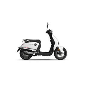Ein schwarz-weißer VMOTO SUPER SOCO CUX Pro Elektroroller, ausgestattet mit Bosch-Power und einem eleganten, modernen Design, ist im Profil vor einem schlichten weißen Hintergrund abgebildet – mit dem Schriftzug „ELECTRIC“ an der Seitenverkleidung –, was ihn zu einem idealen 45 km/h-E-Scooter für urbane Mobilität macht.