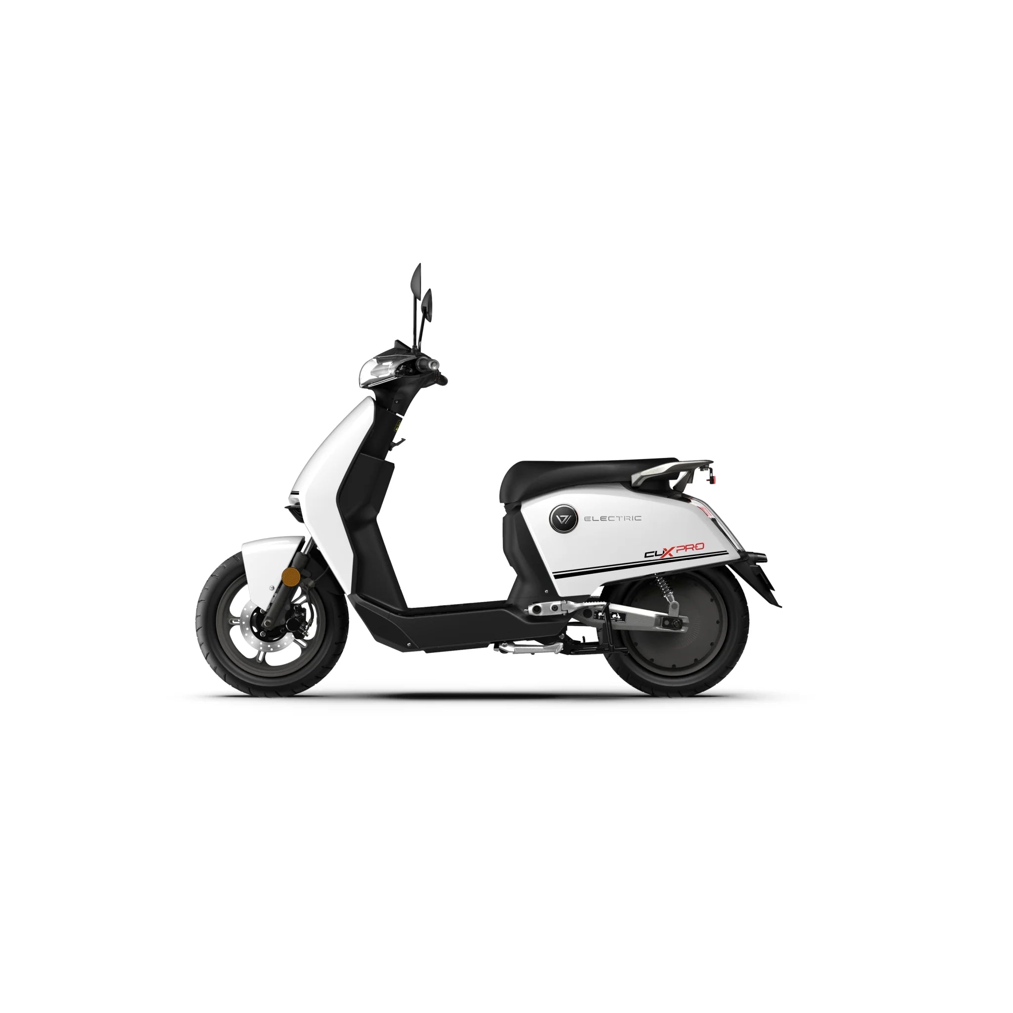 Ein weißer Super Soco Elektroroller CUX Pro E-Scooter mit schwarzen Akzenten, Einzelsitz, Rückspiegeln und "ELECTRIC"- und "CVK PRO"-Schildern - im Stil des 45 km/h schnellen CUX Pro mit Bosch-Power, seitlich auf weißem Hintergrund abgebildet.