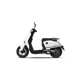 Weißer und schwarzer SUPER SOCO CUX Pro Elektroroller von VMOTO mit Seitenständer und Spiegeln, mit dem Schriftzug „CLX PRO ELECTRIC“ auf der Heckverkleidung, im Profil vor weißem Hintergrund abgebildet – ideal für urbane Mobilität.