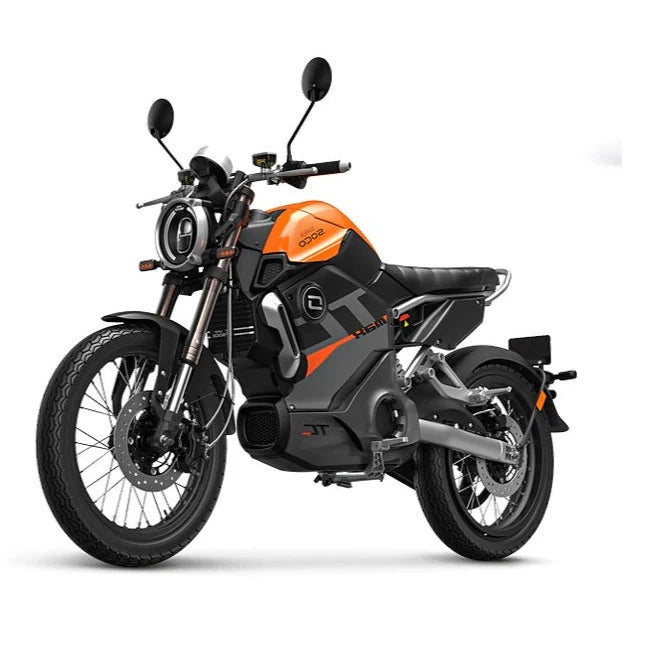 Das Super Soco E-Motorrad SUPER SOCO TC MAX 95 km/h ist ein modernes orange-schwarzes Fahrrad mit sportlichem Design, rundem Scheinwerfer, Spiegeln und Speichenrädern auf weißem Grund. Es erreicht eine Geschwindigkeit von bis zu 95 km/h.