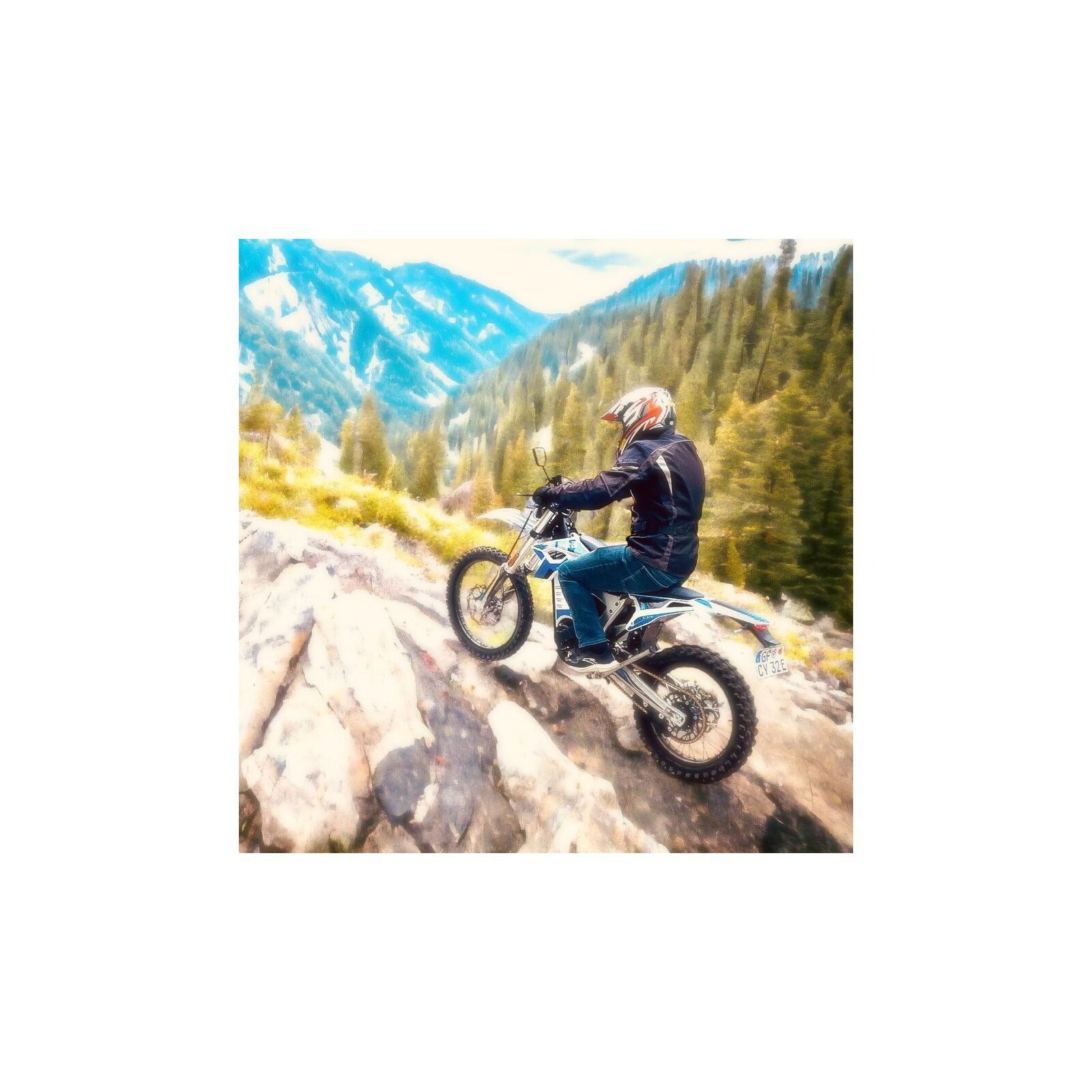 Mit Helm und Ausrüstung ausgestattet, treibt ein Fahrer das Trinity Panthera II Enduro E-Motorrad mit 1143 Nm Drehmoment und Schaltgetriebe einen felsigen, von Kiefern gesäumten Bergpfad unter strahlendem Himmel hinauf.