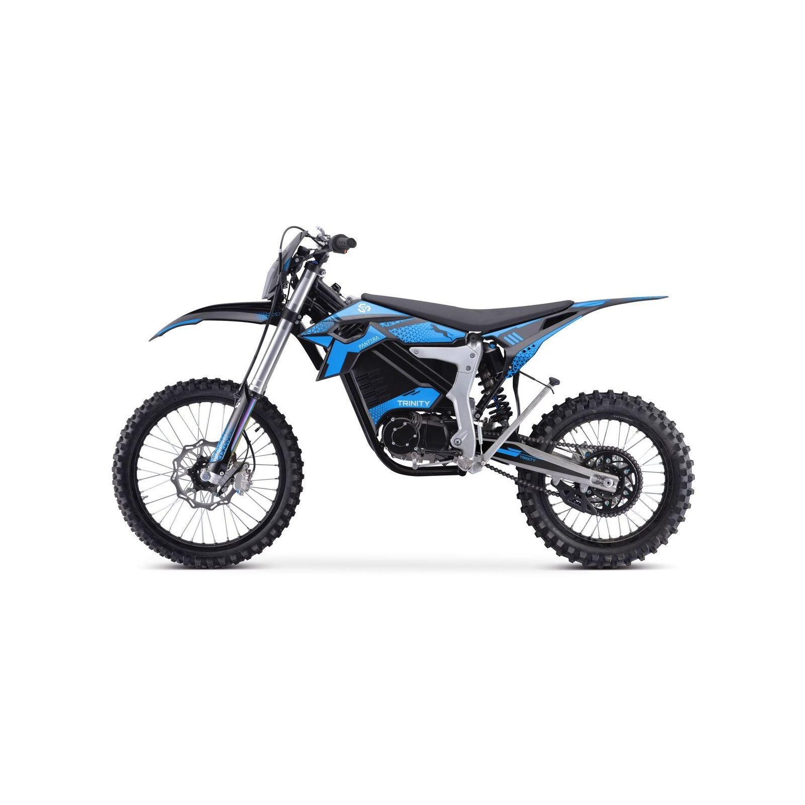 Seitenansicht eines blau-schwarzen Trinity Panthera II Enduro Elektromotorrads von Trinity, mit Stollenreifen, hohem Schutzblech, minimalistischem Rahmen, 1143 Nm Drehmoment, Schaltgetriebe, gebaut für unwegsames Gelände und Motocross in der 125er Klasse.