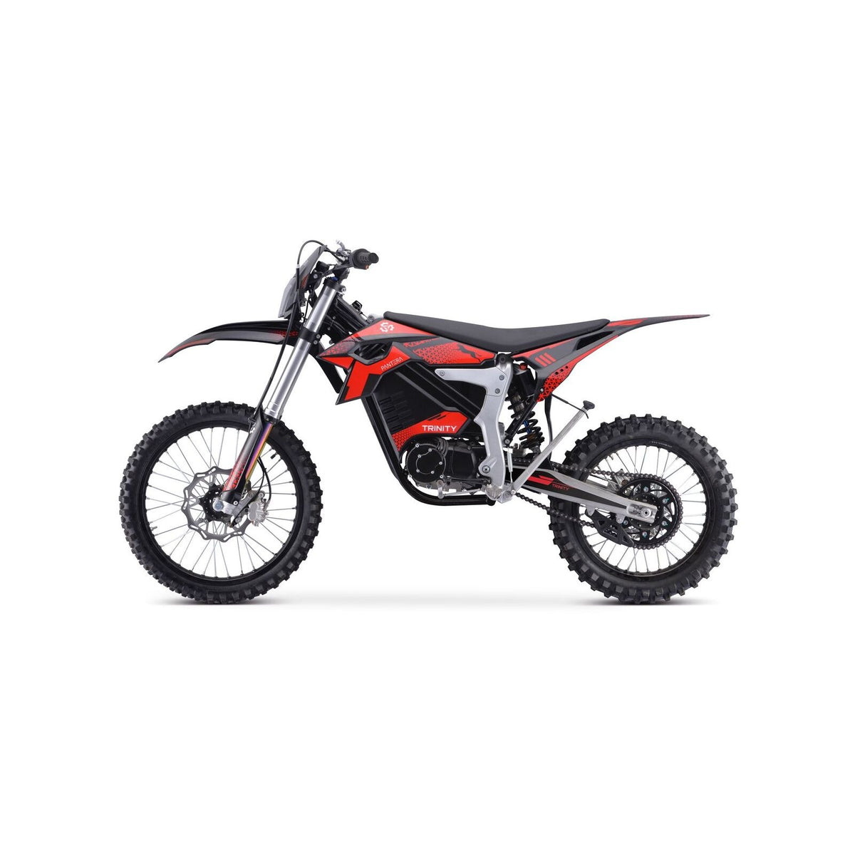 Schwarz-rotes TRINITY Panthera II: E-Enduro 125 km/h – ein 4-Gang-Geländemotorrad mit Stollenreifen und einem 4-Gang-Schaltgetriebe.
