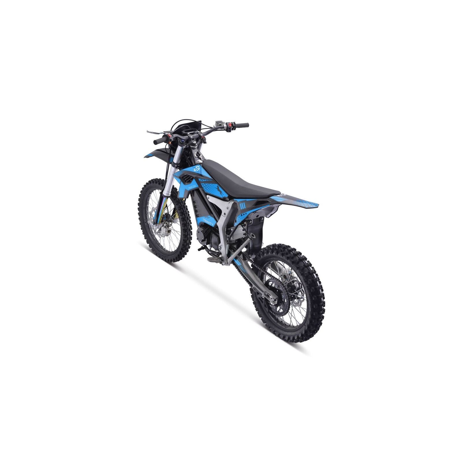 Ein Trinity Panthera II - Enduro Elektromotorrad in Blau und Schwarz wird in einer Dreiviertelansicht von hinten gezeigt, wobei die robusten Reifen, der hohe Sitz und das minimalistische Design vor einem weißen Hintergrund hervorgehoben werden.