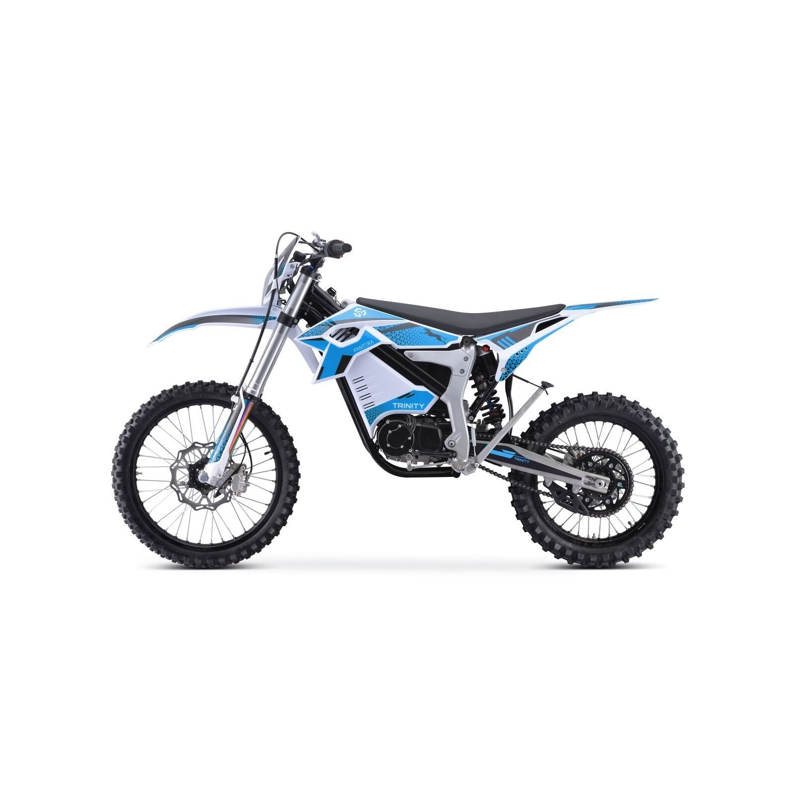 Das Trinity Panthera II Enduro Elektromotorrad, "Das Biest", verfügt über 1143 Nm Drehmoment, Schaltgetriebe und 125er Klasse. Abgebildet in Blau, Weiß und Schwarz mit Stollenreifen und einem kantigen Rahmen auf einem schlichten weißen Hintergrund.