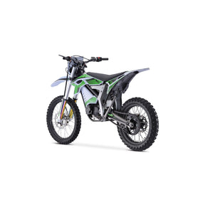 Weiß-grünes TRINITY Panthera II: E-Enduro 125 km/h mit 4-Gang-Getriebe, von hinten im Dreiviertelprofil.
