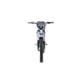 Vorderansicht eines TRINITY Panthera II: E-Enduro 125 km/h – ein elektrisches 4-Gang-Enduro-Motorrad mit Stollenreifen und einem grün gemusterten vorderen Kotflügel.