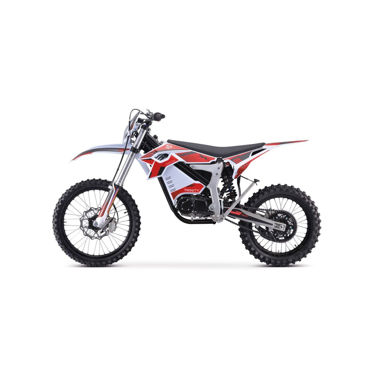 Seitenansicht einer weißen, roten und schwarzen TRINITY Panthera II: E-Enduro 125 km/h mit 4-Gang-Getriebe und Stollenreifen.